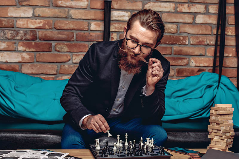 مرد متفکر شطرنج باز