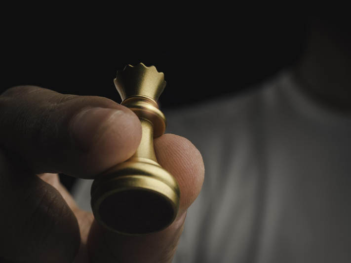 مهره طلایی در تاریکی