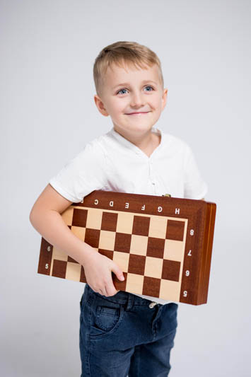 کودک شطرنج در دست