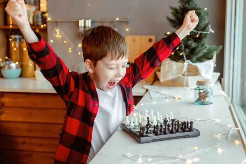 خوشحالی پسر بچه از برد در شطرنج