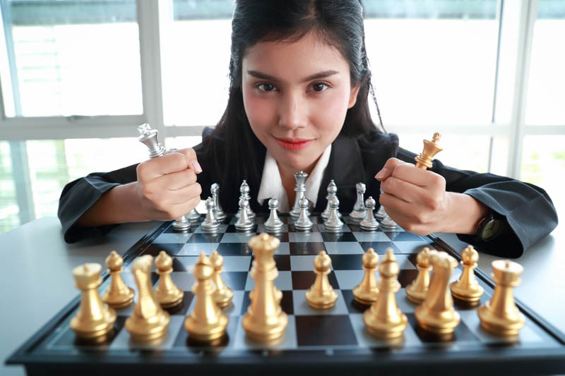 دختر و دو مهره