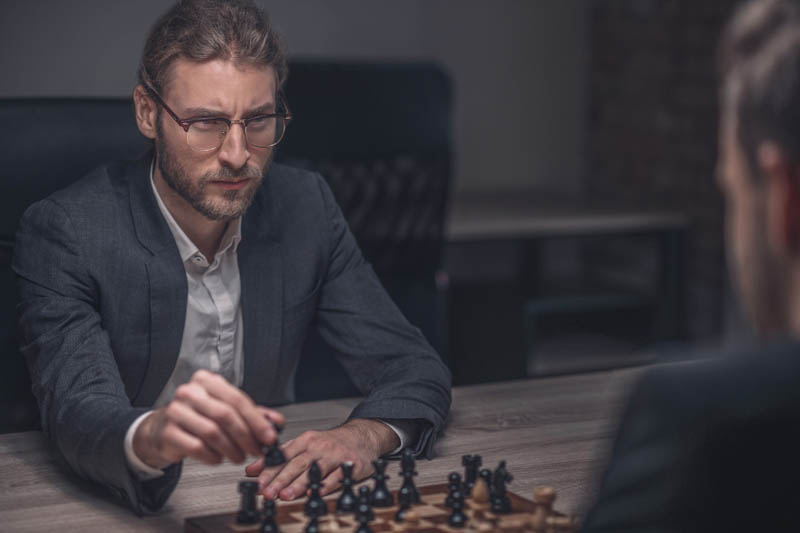 مرد جدی شطرنج باز
