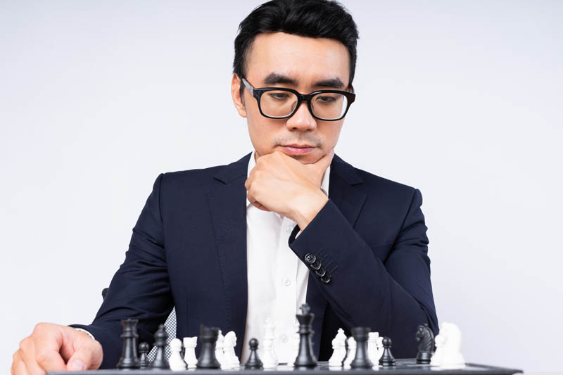 مرد زیر چانه شطرنج باز