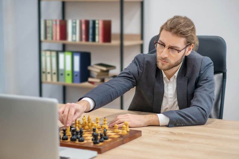 مرد شیک شطرنج باز