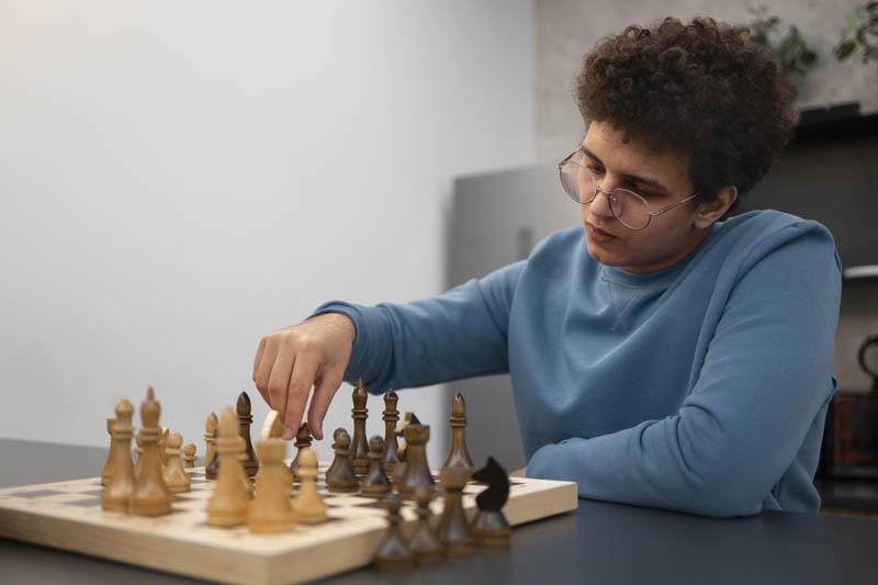 مرد عینکی شطرنج باز