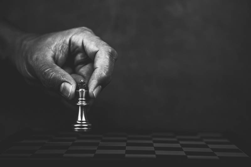 مرد سیاه شطرنج باز