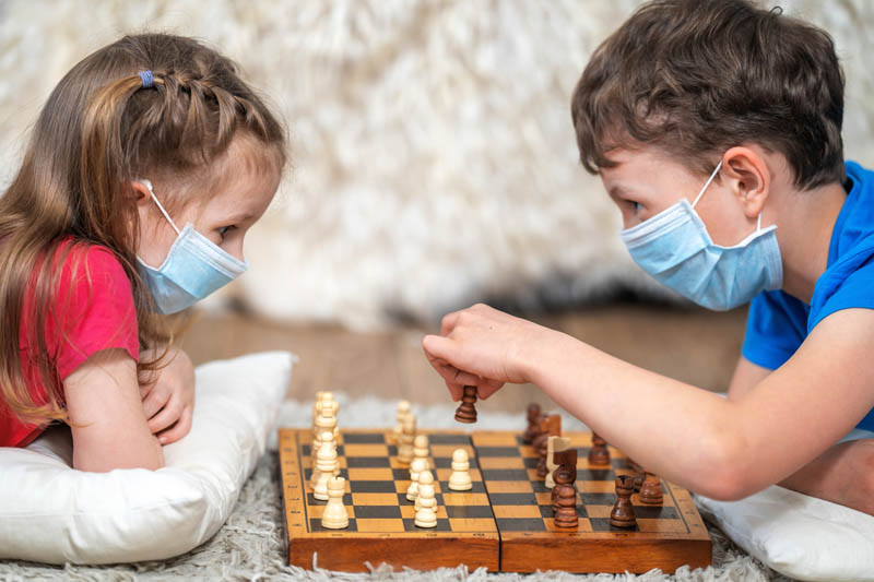 شطرنج دوتا بچه با ماسک