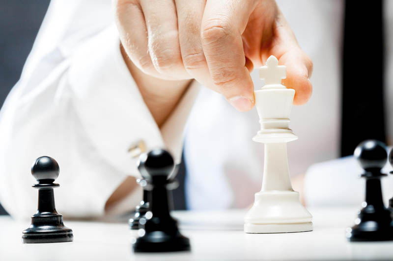 مرد دست به مهره