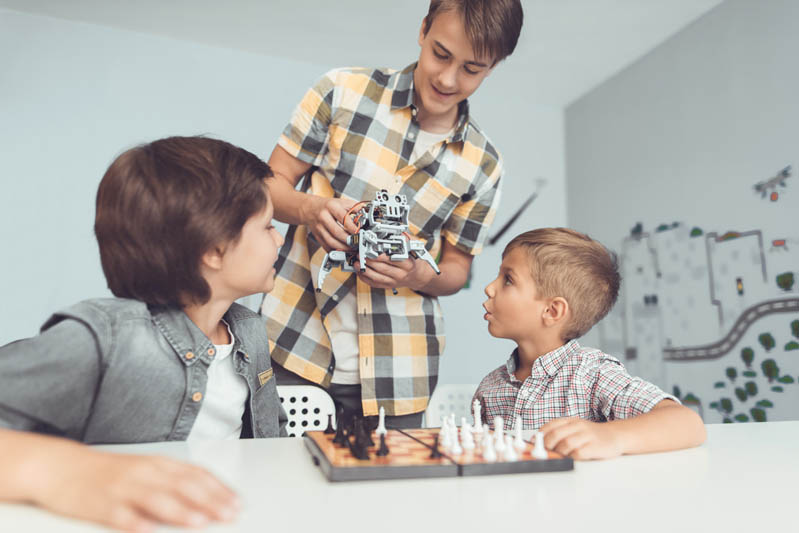 اموزش شطرنج به دو تا بچه