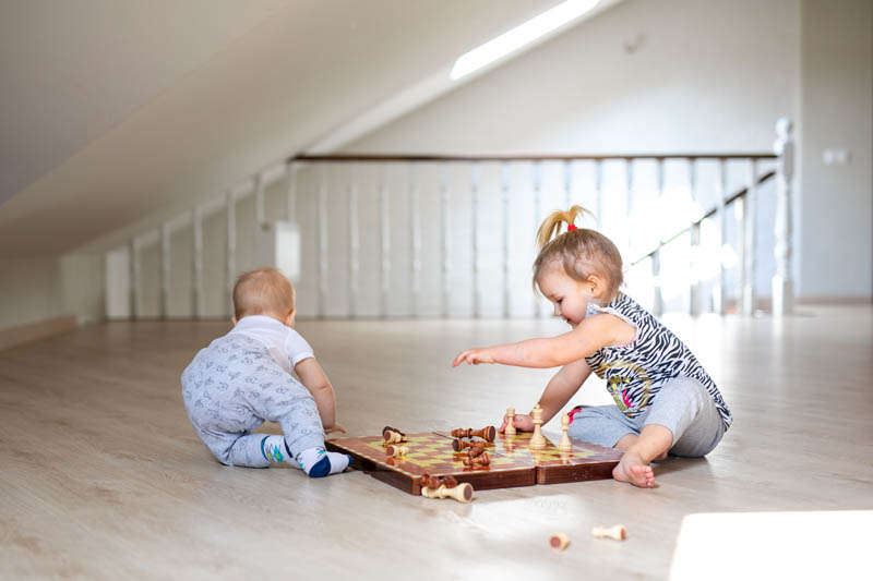 کودکی که به مهره شطرنج دست میزند