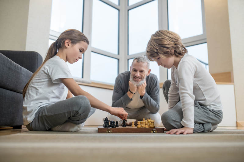 اموزش به دوتا بچه و نگاه کردن به ان ها