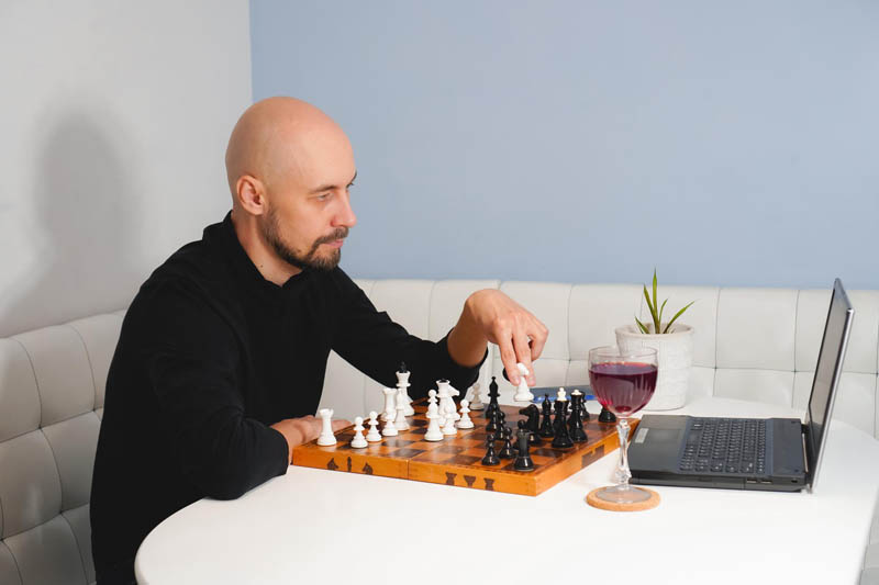 مرد کچل مشغول شطرنج