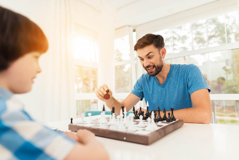 پدر و بچه مشغول شطرنج