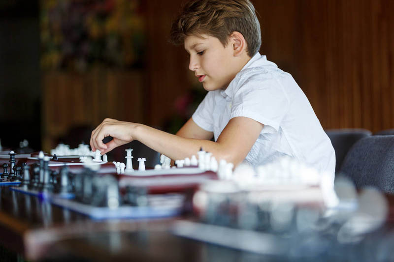 کودک مشغول شطرنج