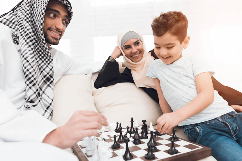 مرد عرب در حال شطرنج