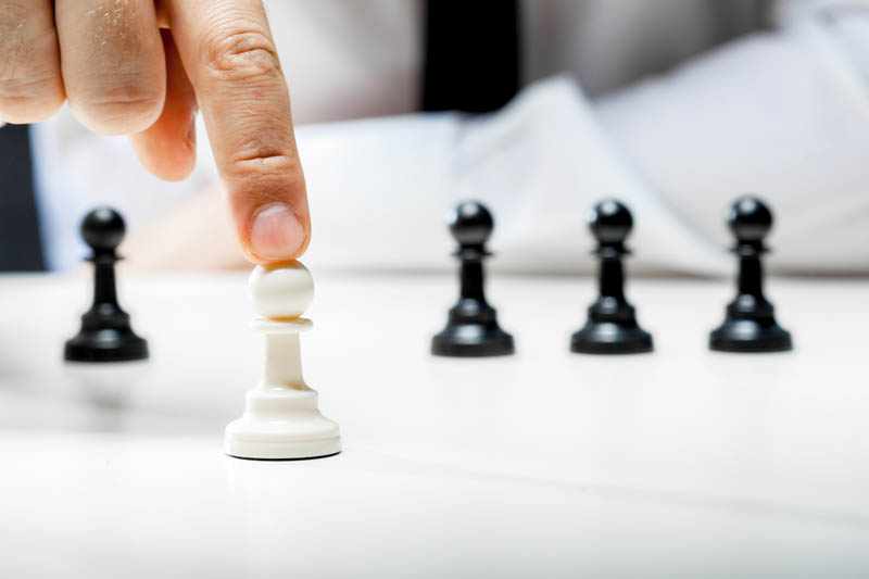 چهار مهره مشکی و یک عدد سفید