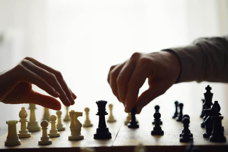 دو دست مهره شطرنج