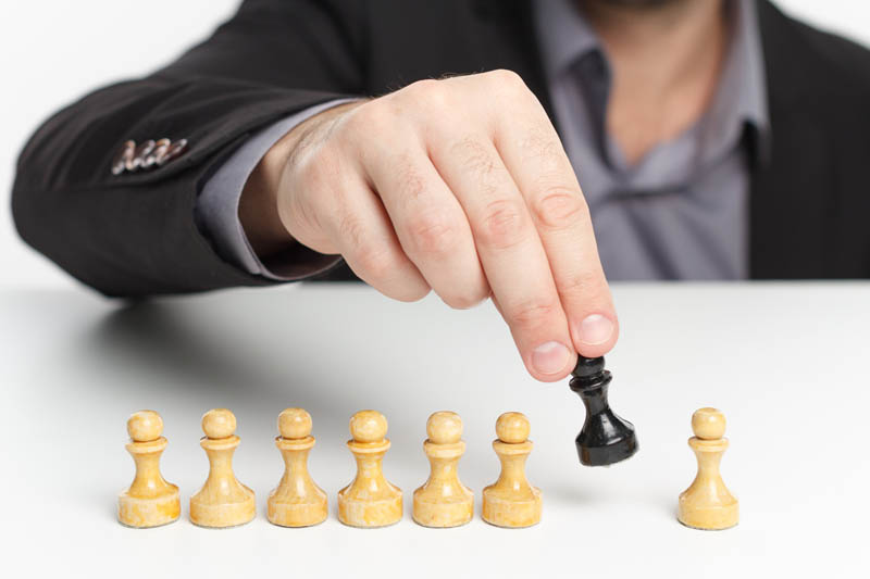 یک مهره سیاه در میان تمام مهره ها