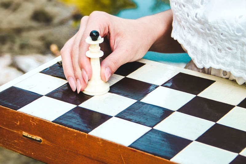 یک مهره بر روی صفحه