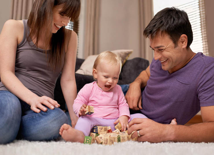 کودک یکساله اماده برای بازی