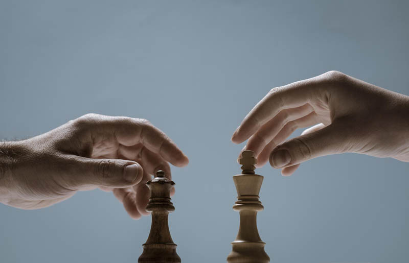 دو دست و دو مهره شطرنج