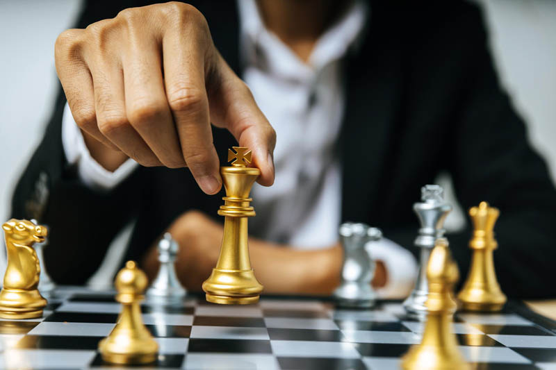 مرد دست به مهره