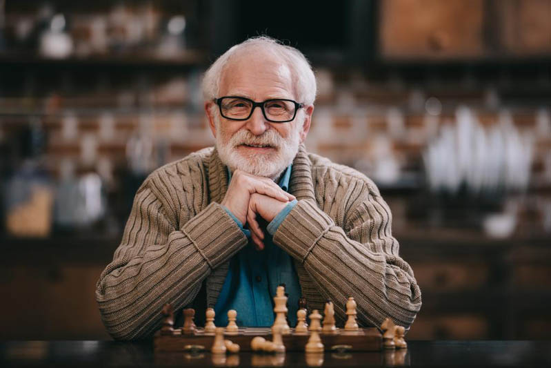 پیرمرد عینکی