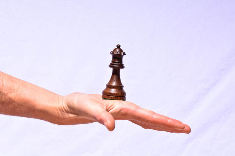 مهره در دست