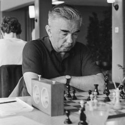 آلکساندر کوتوفنویسنده کتاب میراث شطرنجی آلخین تاکتیک و ترکیب(جلد دوم)