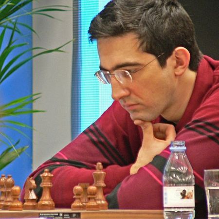 Vladimir Kramnik نویسنده کتاب مجموعه کتابهای 64 تمرین از قهرمان جهان