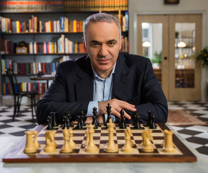 گاری کاسپاروف نویسنده کتاب مکتب شطرنج