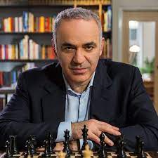 Garry Kasparov نویسنده کتاب چگونه زندگی از شطرنج الگو میگیرد