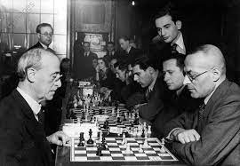 آقای J. Miesesنویسنده کتاب Instructive Positions From Master Chess