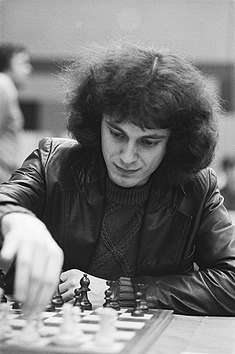 اقای John Nunn نویسنده کتاب John Nunn's Best Games