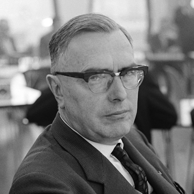 اقای Dr. Max Euwe نویسنده کتاب Judgment and Planning in Chess