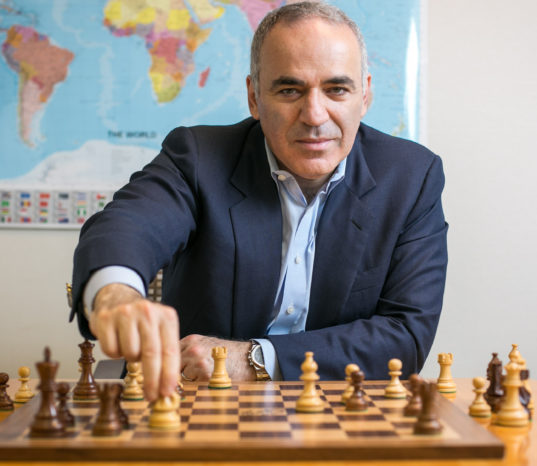 آقای Garry Kasparov نویسنده کتاب Kasparov Vs Karpov 1990