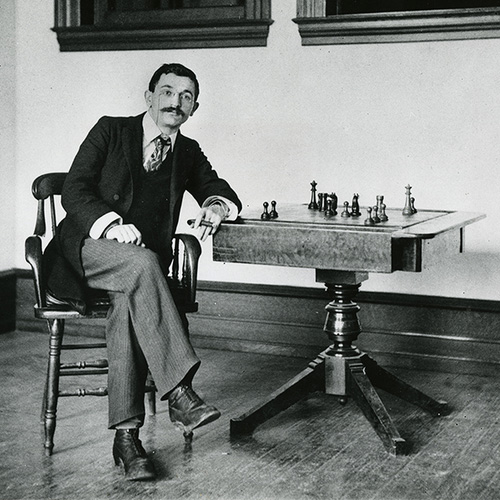 آقای Emanuel Lasker نویسنده کتاب Laskers Manual of Chess