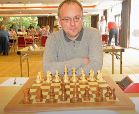 اقای Danny Gormally نویسنده کتاب Mating the Castled King