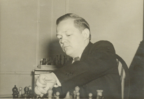 آقای John W Collins نویسنده کتاب Maxims of Chess
