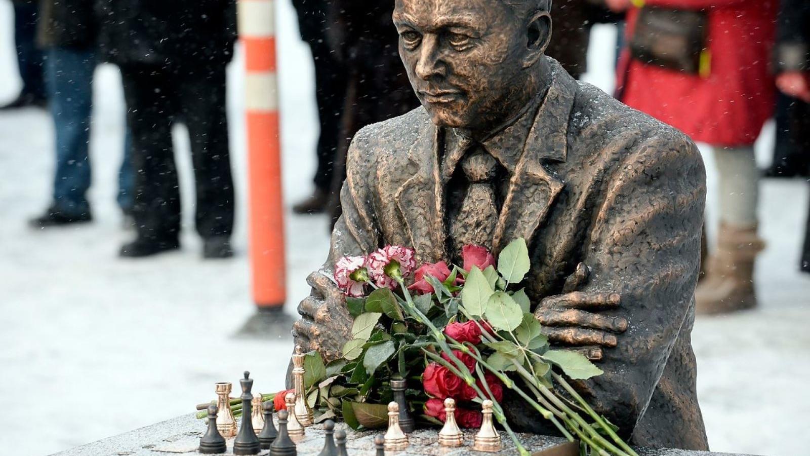 بنای یادبود استاد بزرگ شطرنج پاول کرس