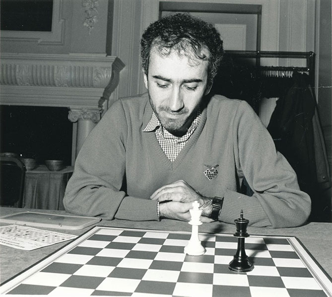 آقای Jonathan Levitt نویسنده کتاب Secrets of Spectacular Chess