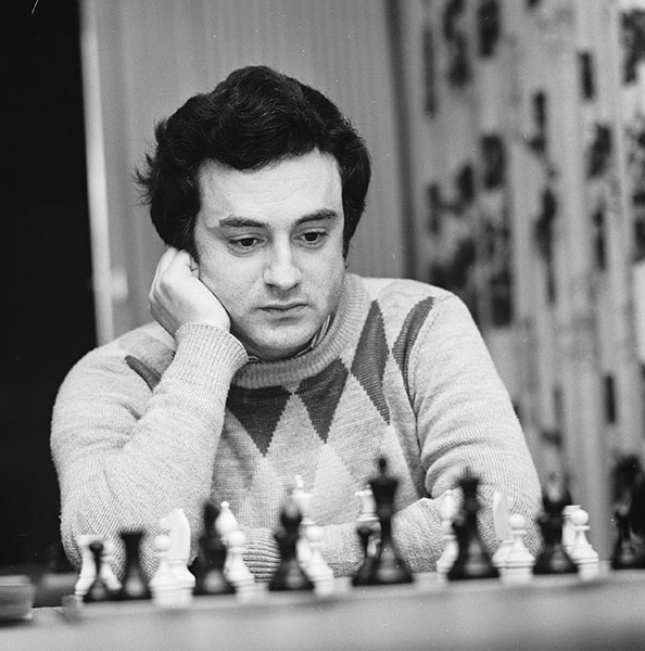 آقای Genna Sosonko نویسنده کتاب Smart Chip From St Petersburg and other tales from a bygone chess area