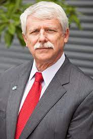 اقای John Cox نویسنده کتاب Starting Out: 1d4: A reliable repertoire for the improving player