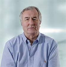 اقای John Shaw نویسنده کتاب Starting Out: The Queen's Gambit