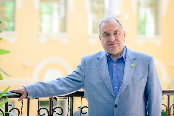 اقای Gennady Nesis نویسنده کتاب Tactics in the Sicilian