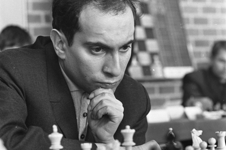 آقای Mikhail Talنویسنده کتاب The Life and Games of Mikhail Tal