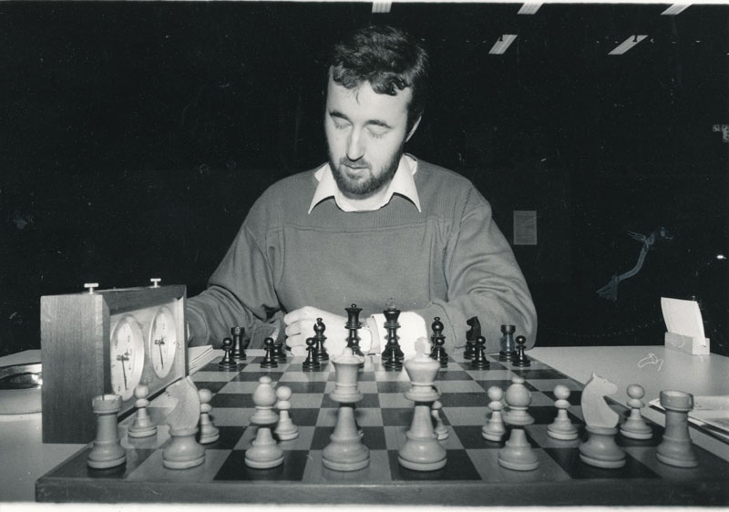 آقای Nigel Daviesنویسنده کتاب Play 1 e4 e5!: A complete repertoire for Black in the Open Games