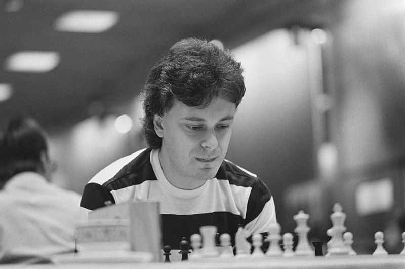 اقای John Nunn نویسنده کتاب Winning Quickly at Chess