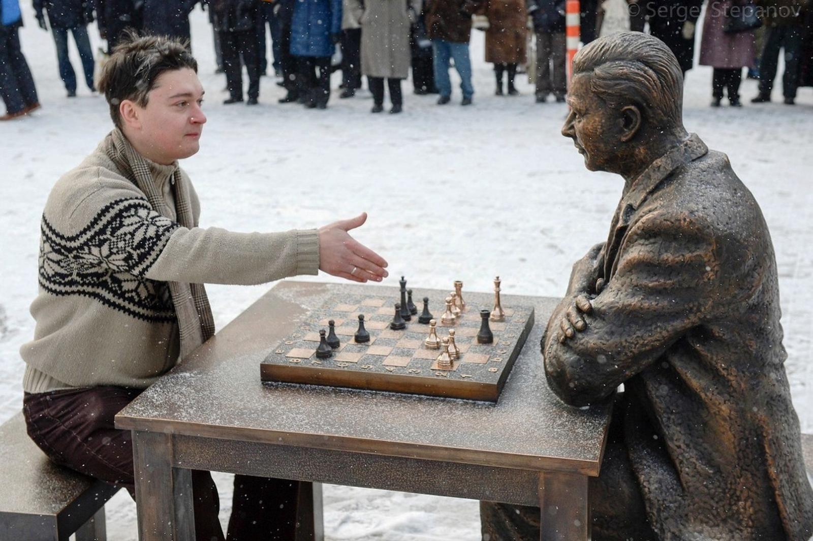 مجسمه پاول کرس نویسنده کتاب شطرنج آخر بازی کرس